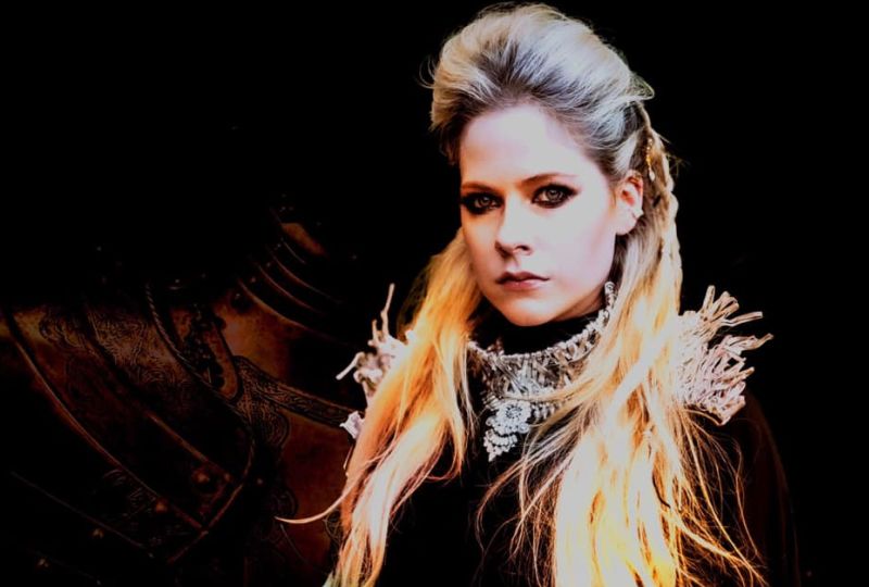 Avril Lavigne lança a nova música "Flames" em parceria com ...